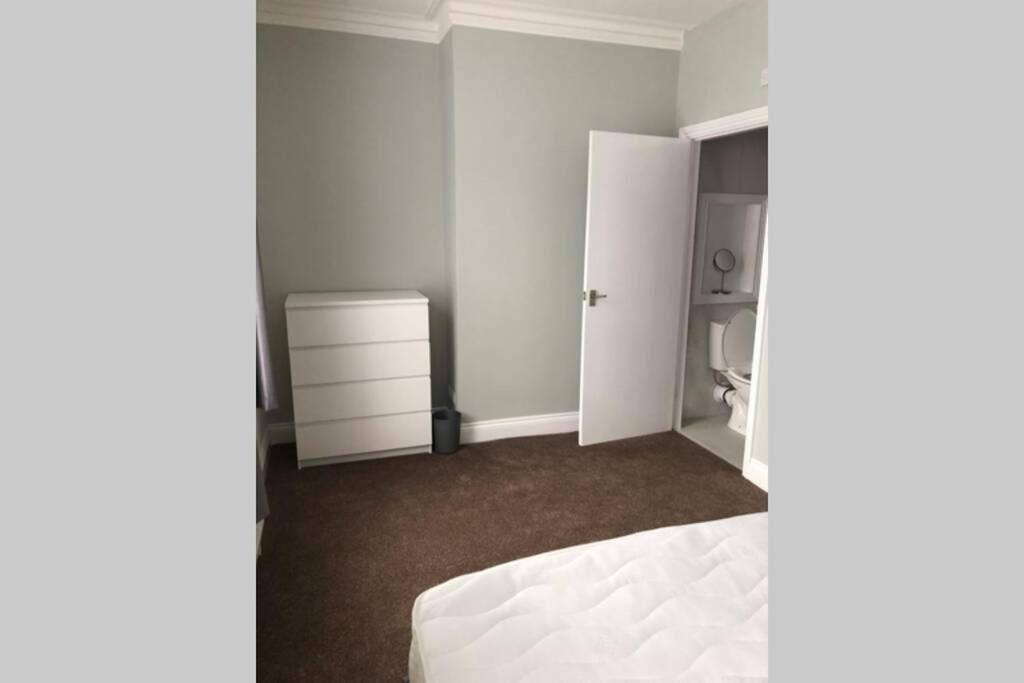 4 Bedroom House In Harrogate Town Centre 外观 照片